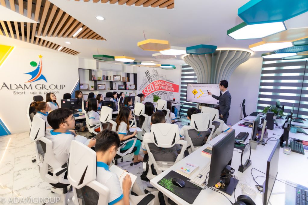 Đội ngũ nhân sự Adam Group tại văn phòng